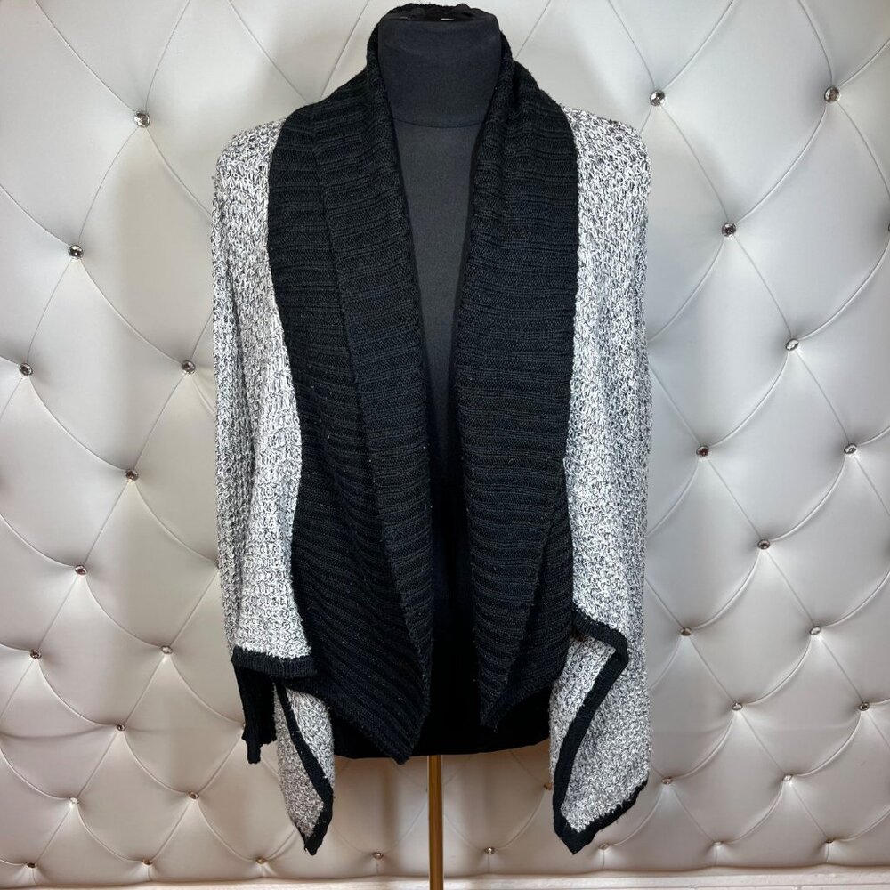 Love Dy Chesley Chunky Knit Light Gray Sweater With Crew Neck And Textured Patte